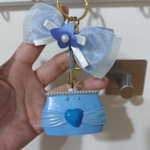 Cinderella Tokyo Disney Resort Keychain Pretty Blue Bows Purse - Picture 1 of 7